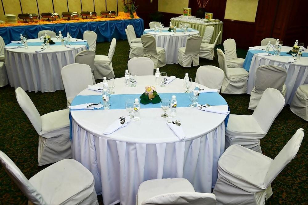Days Hotel By Wyndham Batangas Luaran gambar